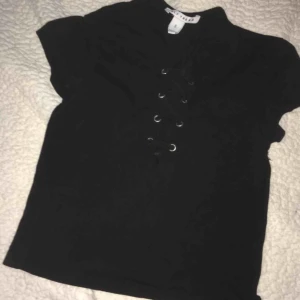  - En supersöt topp i storleken SMALL. Toppen är urringad där ”snöringen” sitter. Använd vid två tillfällen. Kommer ej till användning, därav säljes den. •Köparen står för frakt!  • Köparen står för frakt!