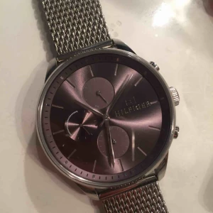  - Herrklocka ifrån Tommy Hilfiger som är i extremt bra sick men dock finns det några minimala slitningar på klockan som man inte märker av. Säljs pga att den inte kommer till användning här hos oss och vi måste rensa, nypriset ligger på 2200kr.