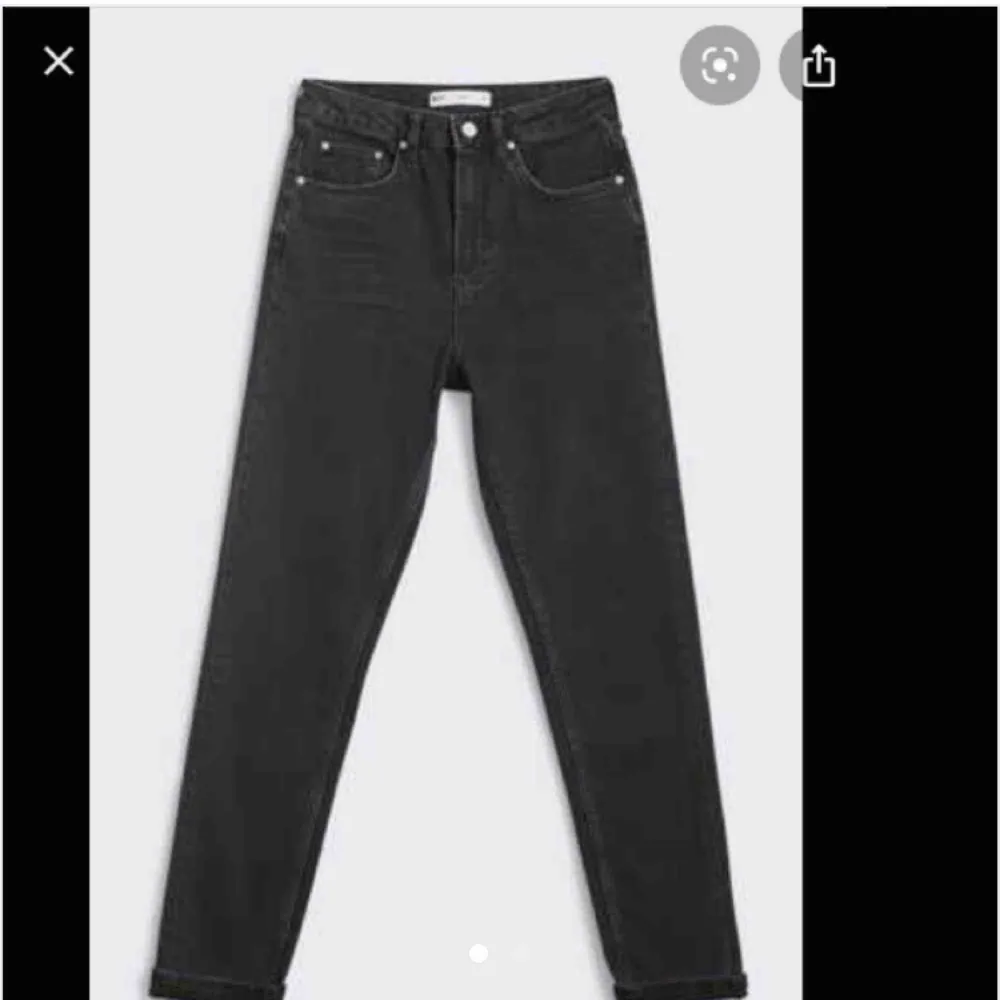Svarta momjeans från Gina Tricot i modellen Leah, i strl 36! Säljs inte längre i butik. Fortfarande i väldigt bra skick! Köparen står för frakt☺️. Jeans & Byxor.