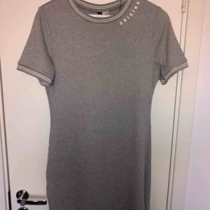  - NYPRIS:149kr Klänning i knähöjd, använd 2-3 gånger💃🏽 Från H&M  Köpare står för frakt📦🚚 