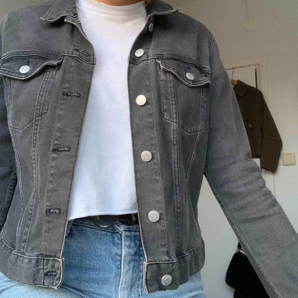 jeans jacka från weekday. Säljs inte längre🤍 möts i Stockholm, annars så står du för frakten själv. Jackor.