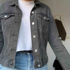 jeans jacka från weekday. Säljs inte längre🤍 möts i Stockholm, annars så står du för frakten själv