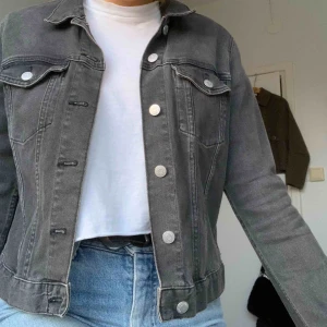  - jeans jacka från weekday. Säljs inte längre🤍 möts i Stockholm, annars så står du för frakten själv