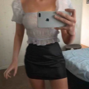  - Två stycken superfina silkes kjolar från chiquelle .Har knytit kjolarna bak på bilderna då de är alldeles för stora i midjan för mig därav att de ser kortare ut i längden än va de är. Passar M/38. 180/styck LJUSBLÅ såld 