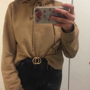  - Sjukt fin hoodie för billig pris, är inte så gammal nästan 4månader, och den har inga fläckar eller hål, SpArTsAmT använt!! Den har storlek M/L men skulle säga att den passar XS oxå (Frakten delar jag och köparen på) 