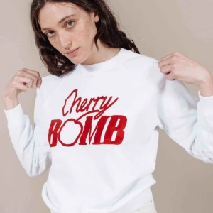  - Tröja från GANNI ”cherry bomb”. Knappt använd, I fint skick utan fläckar, hål eller missfärgningar. Strl S  Finns att hämta i sthlm,  annars tillkommer frakt 
