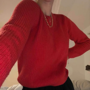  - En röd stickad tröja från DKNY!! Fint skick och skönt material. Eventuellt frakt tillkommer💚