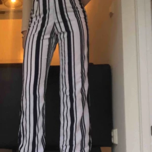  - Randiga as snygga byxor. Har använts några gånger. Bud från 100 kr