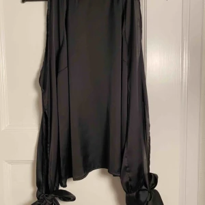  - Svart blus med knyte & öppen ärm. Använd 1 gång. 