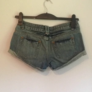  - Knappt använda jeansshorts med låg midja från topshop!
