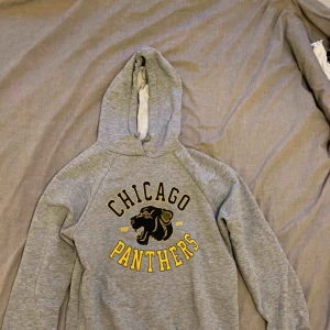  - Passar XS-S i storlek. I väldigt bra skick. En skön och snygg hoodie!