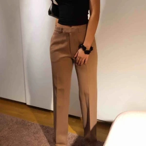  - Stört snygga byxor i nyskick, har för många byxor och dessa kommer tyvärr inte till någon användning:/ kan mötas upp i Lund, annars tillkommer frakt💛