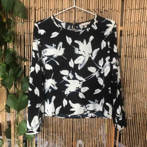  - Köpare står för eventuell frakt annars kan jag mötas upp i Stockholm :)   Fin och stilig topp ifrån Banana Republic, inköpt i USA.  Mörkblå färg.  Liten slit i ryggen med knapp Även ärmarna har slit med knapp (bild 2 & 3)  100% polyester.