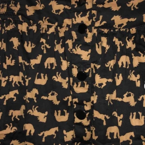  - En jätte söt och fin kjol från Monki med knappar som är svart hela vägen ner, som passar till det mesta💕 Jätte fin tsm med en vanlig t-shirt eller en hoodie🥰