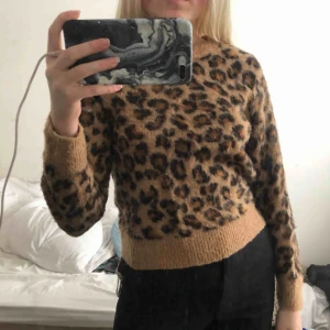  - Stickad tröja från hm. Väldigt fint skick, säljer då den ej kommer till användning längre. Frakt tillkommer.