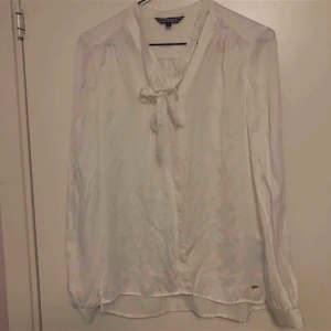  - Vit blus. Fint skick. Har används ett fåtal gånger 