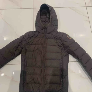  - Äkta Parajumpers dunjacka i en superfin grå färg fint skick i barn stl L men är som en xs