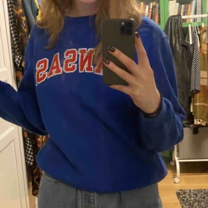  - Sweatshirt från beyond retro!😍 Står Kansas på. Passar som S/M Möts helst upp i sthlm annars står köparen för frakten!