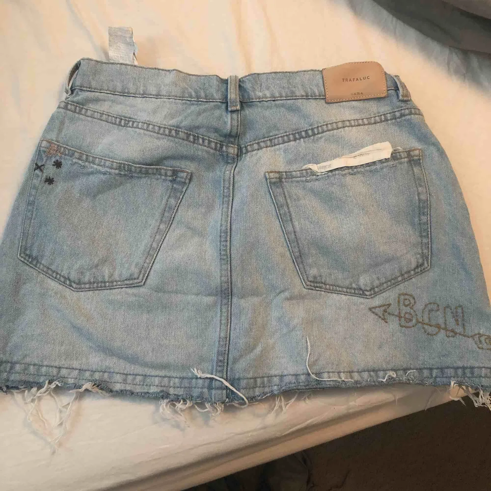 Kort jeans kjol med detaljer från zara, säljer då den tyvärr är för liten. Kjolar.