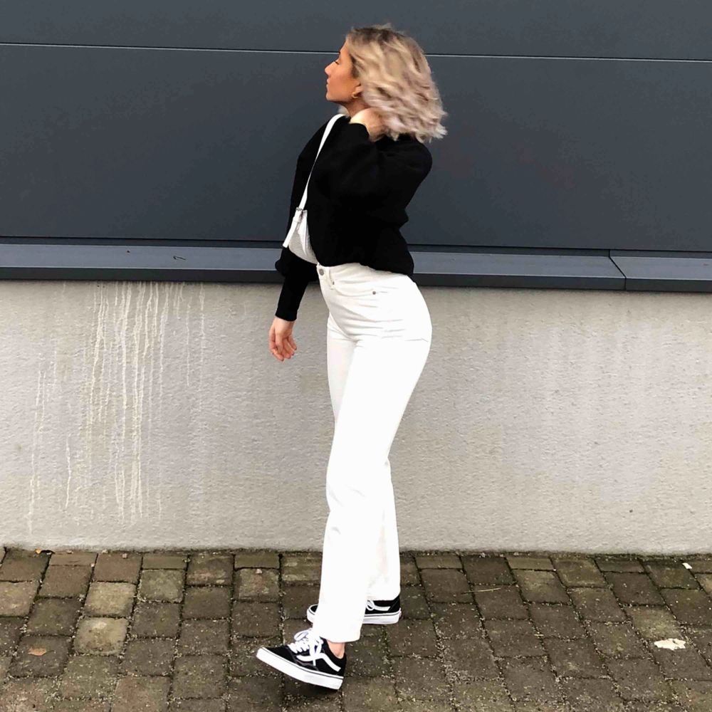 Säljer dessa populära vita jeansen i modellen ”rowe” från Weekday som är slutsålda på hemsidan, använda en gång! Frakt ingår. Jag är ca 165 cm 💞💞. Jeans & Byxor.