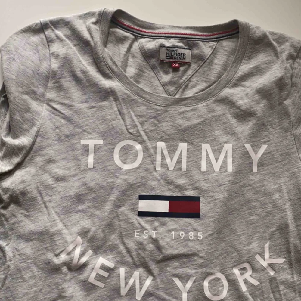 T-shirt från Tommy Hilfiger denim. 100kr +frakt. Kan skicka fler bilder, stryks självklart innan 🌟. T-shirts.