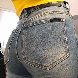 Suuuper snygga jeans som tyvärr inte kommer till användning längre. Midwaist/highwaist skulle jag säga, långa i benen men går att vika upp. Köparen står för frakt✨