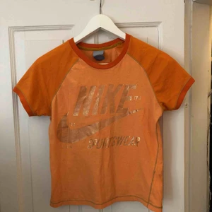  - Lite croppad orange nike tröja med guldig text🌟🥰