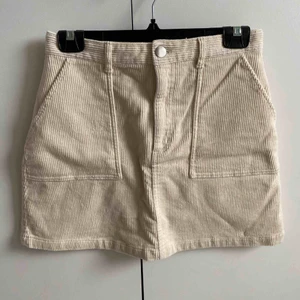 Kjol i manchester  - Jättefin beige kjol i manchester från MONKI. Aldrig använda, prislapp kvar. Inte min stil.  Köparen står för ev frakt. 