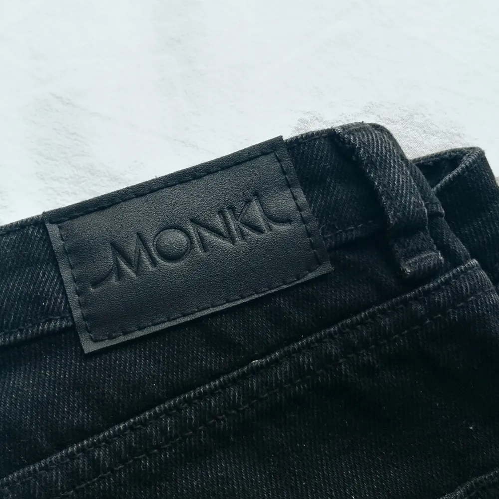 Klassiska svarta mom jeans från Monki (nypris 400kr) som legat i garderoben sedan de köptes då jag växte ur dem nästan direkt :) . Jeans & Byxor.