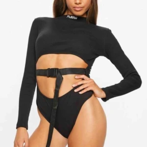  - Supersnygg body med cutouts och buckle belt från Fanny Lyckman x Missguided. Oanvänd. I storlek UK 8 vilket motsvarar S. Frakt ingår i priset🖤