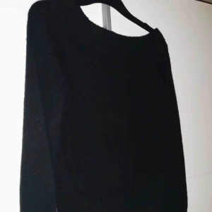  - Svart, stickad tröja från Gina Tricot. Går att dra ner över axlarna och ha de bara🌸