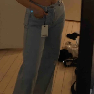  - säljer dessa populära wide leg jeans från junkyard, använda 1-2 gånger. köparen står för eventuell frakt 