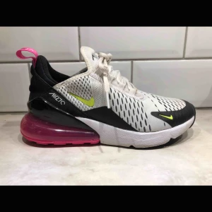  - Jag säljer mina Nike AIR MAX 270 Jag har använt dem Max 5 ggr. Föreslå ett rimligt pris som passar dig bättre om du tycker 500 är för mycket. Köpta för 1199kr på footlocker