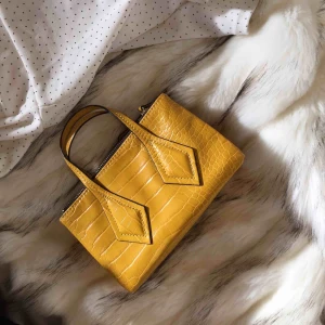  - En liten väska från Zara i helt perfekt skick då den aldrig har kommit till användning. Frakten kommer på 63kr extra och skickas då som spårbar.