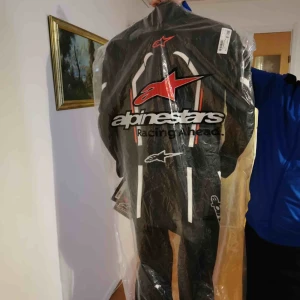 Skinnställ - Ett splitternytt skinnställ som inte kommer att komma till användning, eftersom Pojkvännen ska sälja motorcykeln. Skinnstället är endast testad. - Storlek: 50. Han är 174 lång, 70 kg, Nypris: 9000 kr Mitt pris: 4000