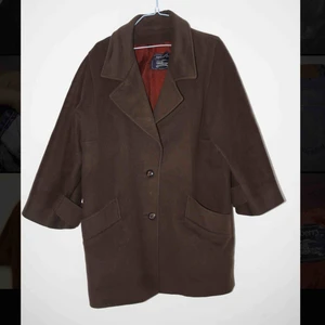  - Burberry kappa i ull och Kashmir.  Söt, ser inte så ”maskulin” ut som på bilden. Sitter oversize på mig, S-M. Den tar slut på mitten av låret. Se sista bild slitage  Möts i Stockholm eller så betalar köparen för frakt 