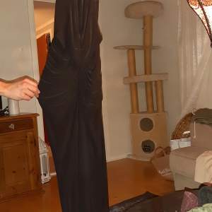 Halsterneck klänning med drapering och öppen rygg, oanvänd 