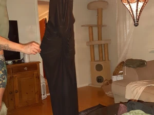 Halsterneck klänning  - Halsterneck klänning med drapering och öppen rygg, oanvänd 