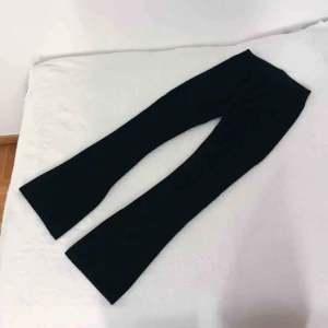  - Svarta tights från Gina tricot! Är 166 cm lång, och på mig slutar dem vid ankeln, och är supersköna!!  Endast använda vid ett tillfälle 