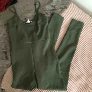  - Byxdress från ginatricot använd 1 gång