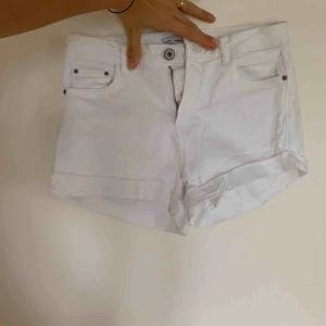  - FRAKT INGÅR! Har tyvärr blivit för små, men jeansshorts som passar till allt! Snygg detalj med avklippt och lite fransigt slut😝🥳🥳