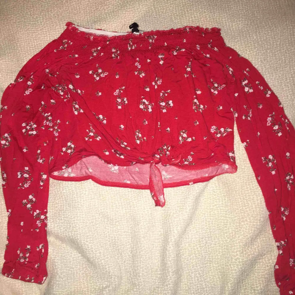 Röd, långärmad, blommönstrat, lite croppad, off shoulder tröja från hm. Tröjor & Koftor.