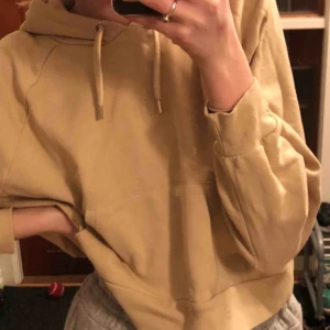  - Cropped hoodie från monki! I väldigt fint skick då den knappt är använd💛