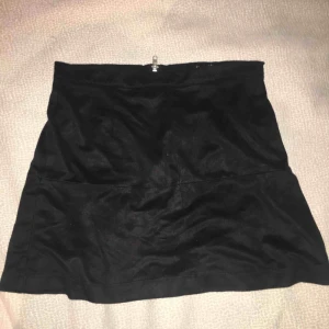  - Svart kjol med en kedja där bak, som är ganska mjuk i material, från sisters point