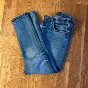  - Säljer ett par nästintill oanvända Kimomo från Monki. 150 kr plus porto. Se bild 2 för rättvis färgåtergivning. Kan skickas. 