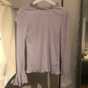  - Söt ljuslila blus! Säljer då den inte kommer till användning längre. Den är i bra skick! Fraktar bara!🥰🦋