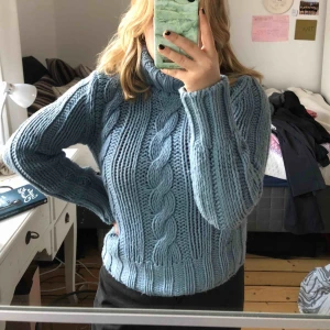  - En blå tjock stickad tröja som är hög i halsen från Benetton, används inte och därför säljer jag den 💞