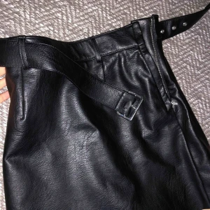  - Skitsnygg läder/skinn kjol i bra kvalité. Använd 1 gång och nypris var 349! ❤️ 