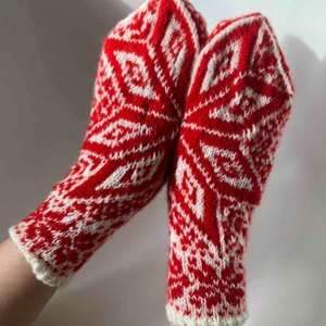  - Handstickade vantar i 100% norsk ull. Oanvända. 