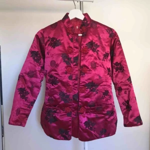  - Superfin vintage jacka köpt i Paris. Köparen står för frakt eller hämtas i Örebro. 